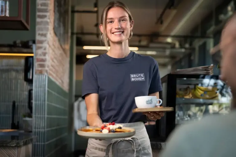 Barista van Brute Bonen met heerlijkse wafels en koffie