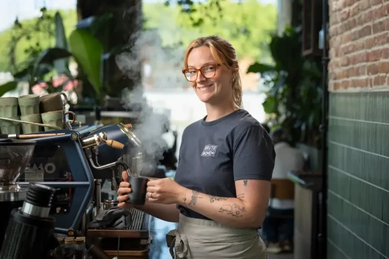 Barista van Brute Bonen bereidt verse koffie met een espressomachine.