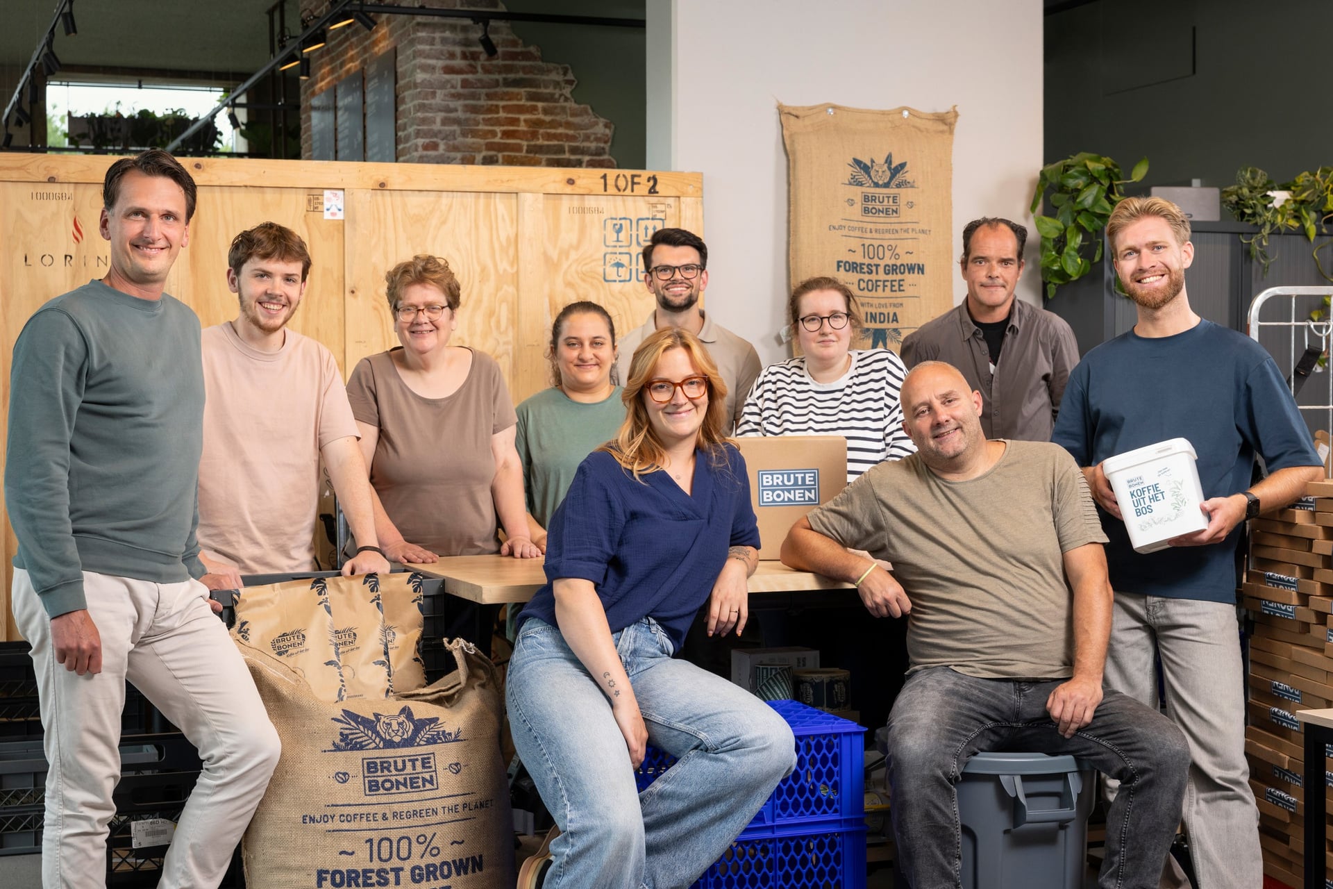 een groepsfoto van het branderijteam op een branddag