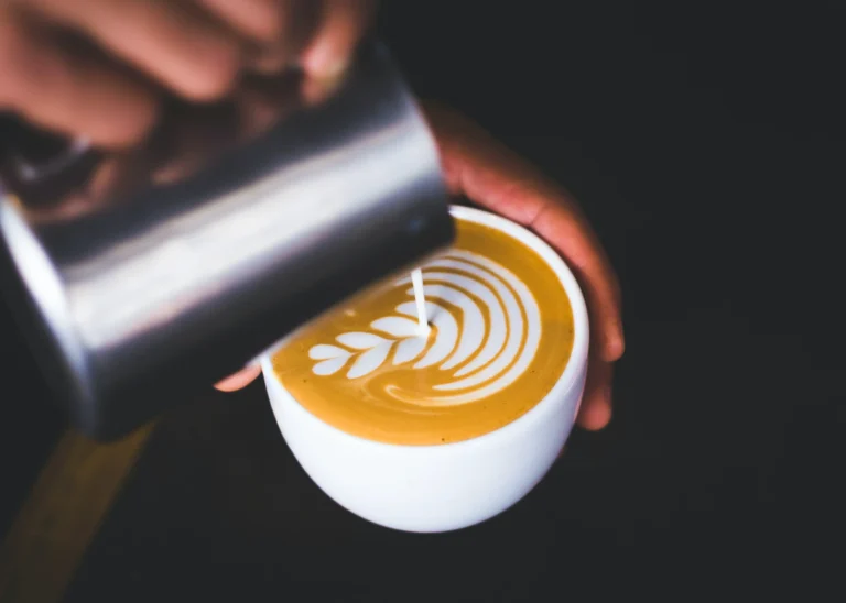 Een cappuccino met mooie tulp latte art