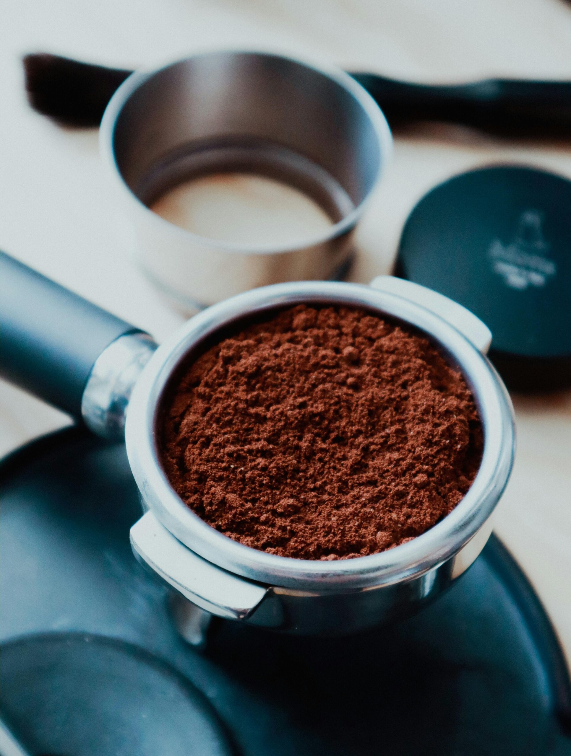 Een piston van een halfautomaat met gemalen koffie