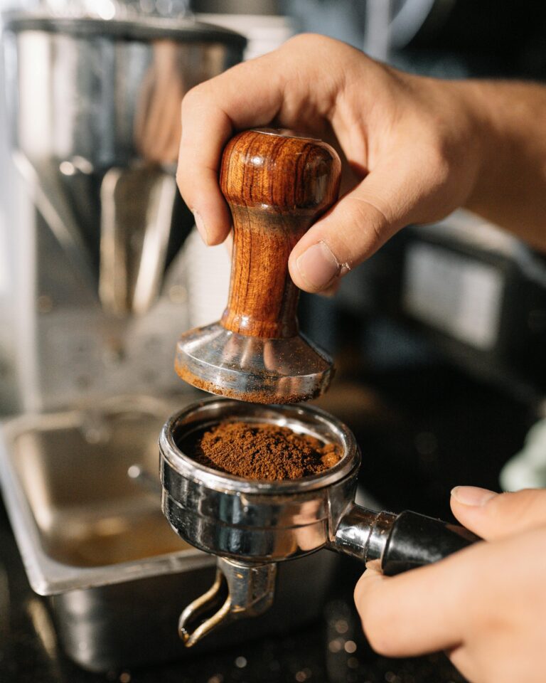 Barista van Brute Bonen die een verse koffie bereidt